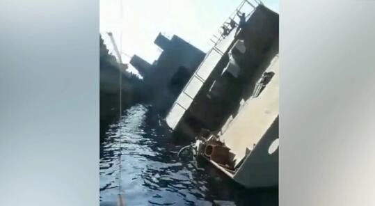 伊朗最新型战舰在船坞内发生翻船事故，建造已接近完工