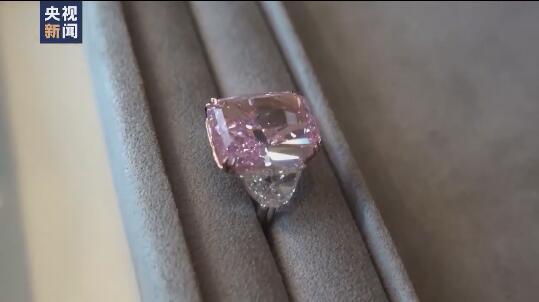 超1.8亿元 史上最贵紫粉钻石“樱花”在香港成交