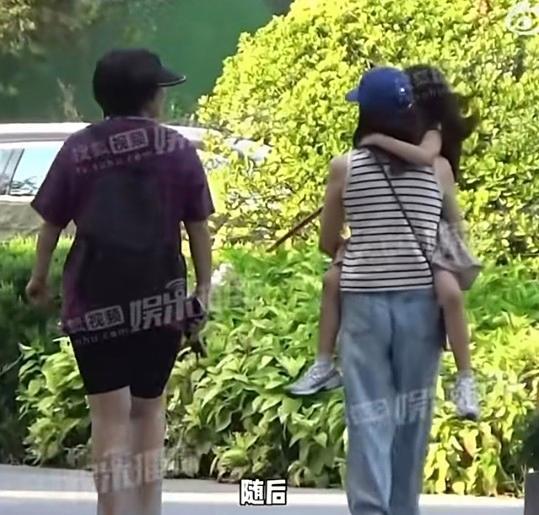 高圆圆抱着男儿下学回家 母爱满满温馨期间