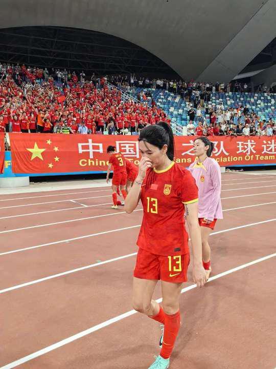 首发后卫中国女足王珊珊泣不成声