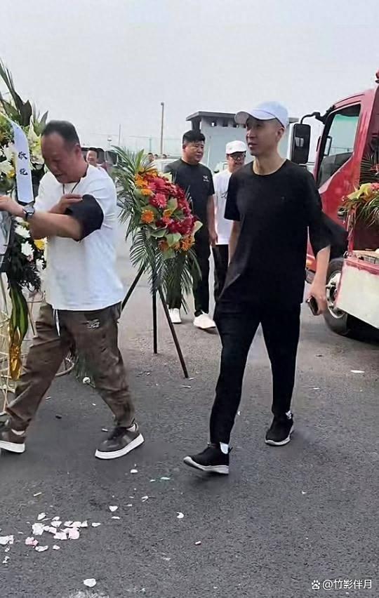 楊少華出殯場面盛大 百輛豪車送行 葬禮排場引發(fā)熱議