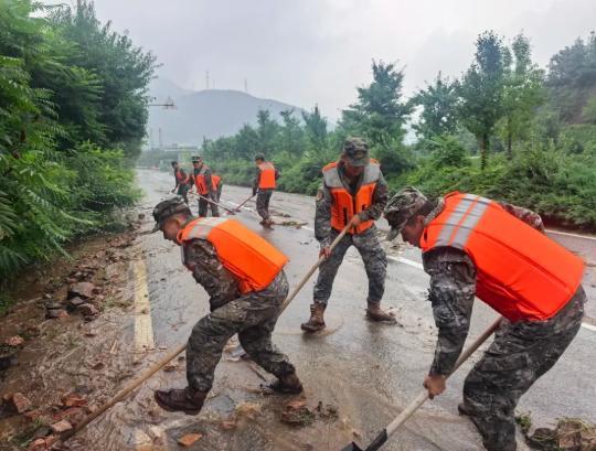 武警北京总队官兵投入抢险救灾 暴雨中坚守救援