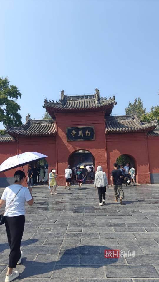 印乐方丈管理下的白马寺：僧人顶着高温种地