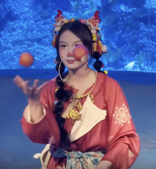 00后女生海洋馆抛苹果边抛边啃