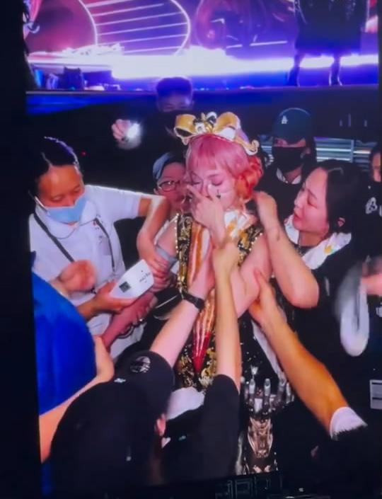张韶涵演唱会突发不适插氧气管