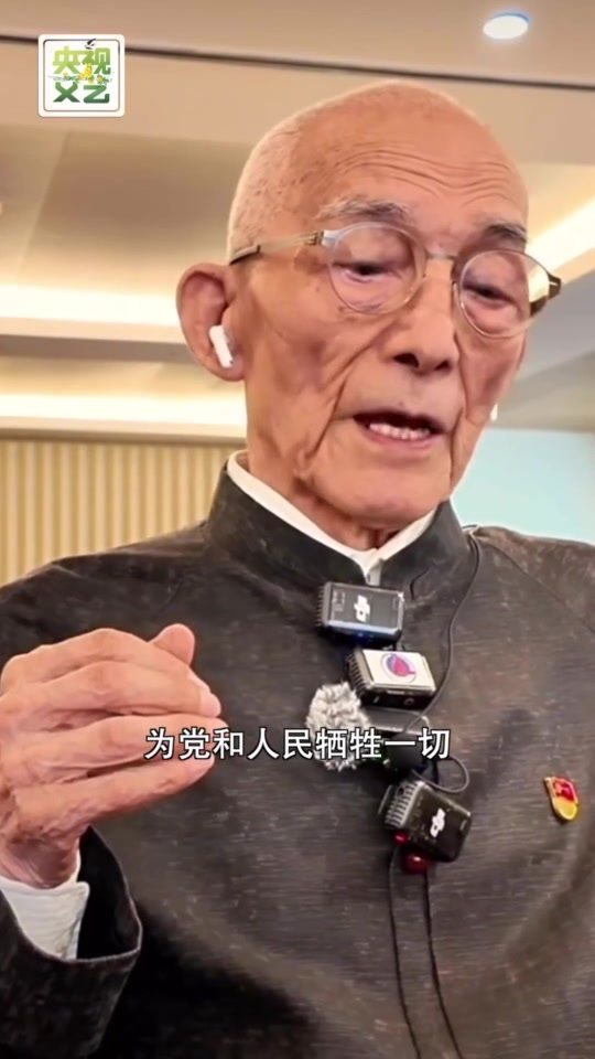 曾被算命断言活不过13岁，92岁在党旗下宣誓入党，游本昌今晨在北京去世丨贵圈人物 演艺生涯70余载