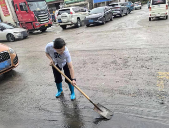 闻“汛”而动保运营 邮储银行荆州市分行精准帮扶显担当