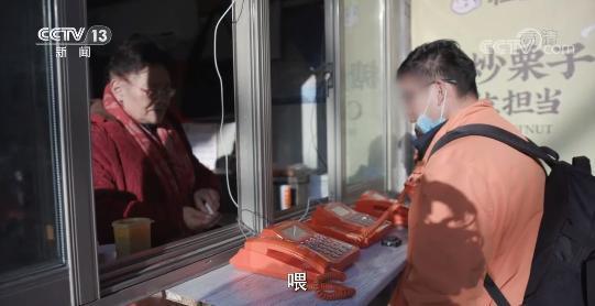 上海最后一家公共电话亭 老人守候了27年