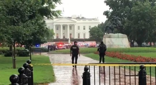 白宫广场遭雷击 