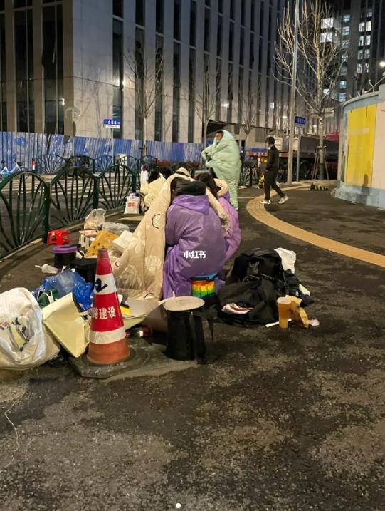 7℃凌晨粉丝裹被子坐街头等明星 半个娱乐圈齐聚上海？