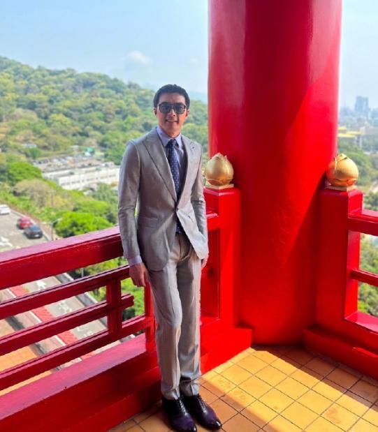 贺军翔分享参加妹妹订婚宴拍摄的西装近照 90后童年男神老了 我们也不再年轻了！ 