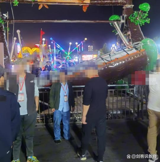 济南一夜市网红秋千断裂 运行仅2个月,游乐园:钢材问题
