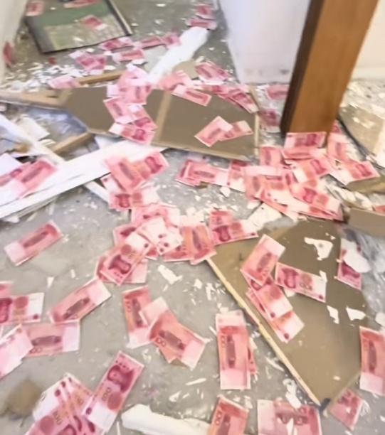 装修撬开天花板后下起钞票雨