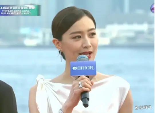 44岁陈法拉金像奖红毯美爆了