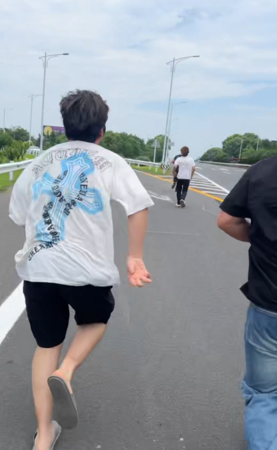 南京多位市民路遇三轮车侧翻救下爷孙 互帮互助暖人心