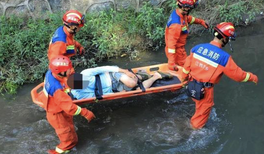 男子飞车冲下10米河堤 消防救人后救车