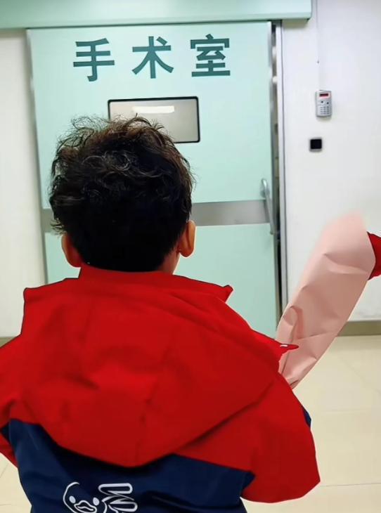 3歲兒子捧鮮花手術(shù)室門口等癌癥媽媽 感人瞬間觸動人心