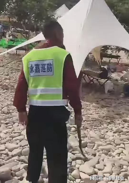 漂流景區(qū)工作人員刀砍商戶皮艇 霸道行為引爭(zhēng)議