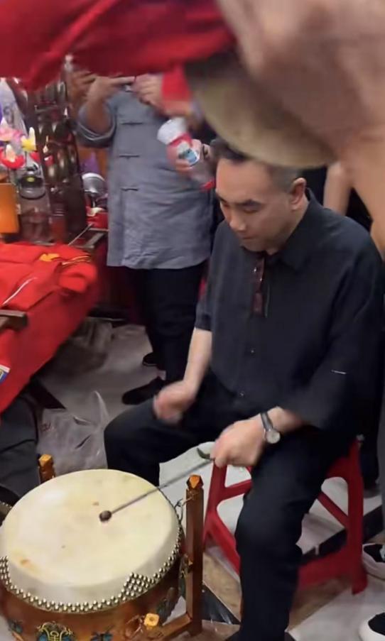 曝杨少华儿子悲伤过度从灵堂被抬出 痛失至亲悲痛欲绝