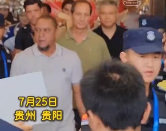 意大利球星巴乔抵达贵阳