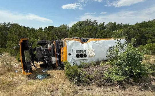 美国得州一小学校车侧翻