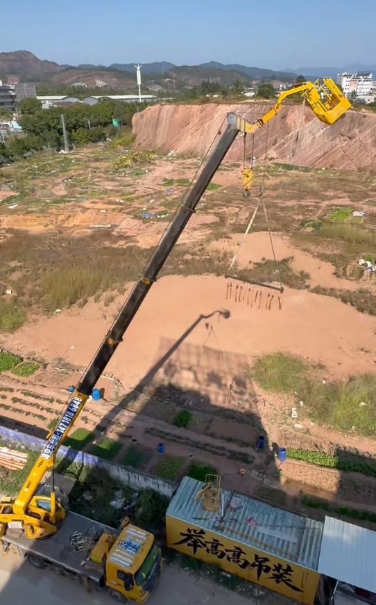 男子出动吊车半空中晾晒腊肉 创意防狗妙招