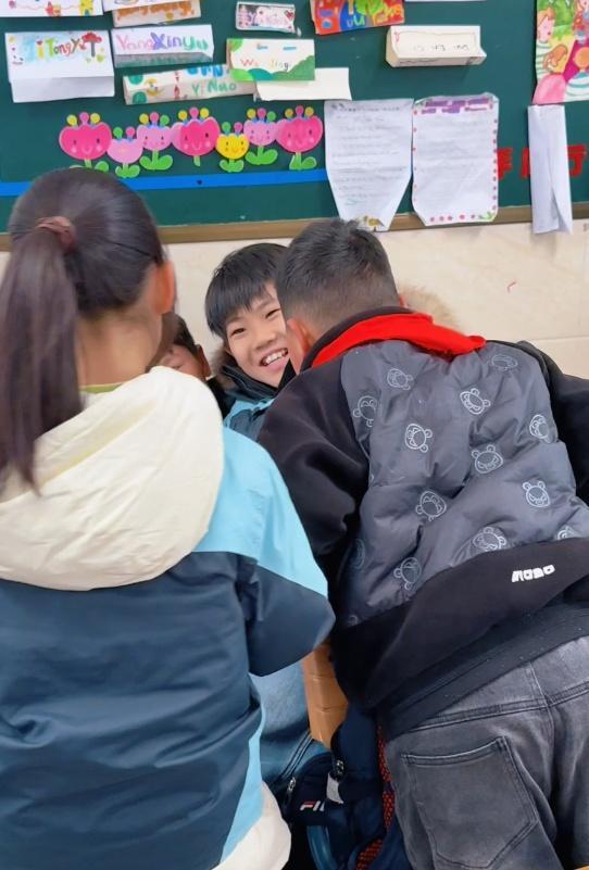 孤独症男孩被同学围着不给独处机会 暖心陪伴助融入集体
