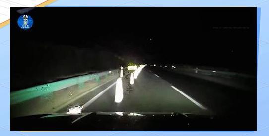 货车弯道超车 男子提前预判停车避让 安全驾驶警示