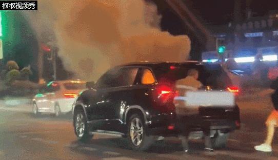 成都街头一汽车起火被烧成空架