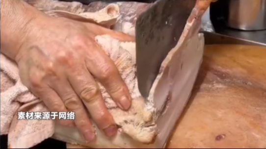 中新网评“三片回锅肉105元”