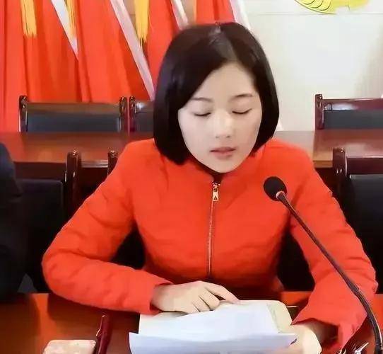 李佩霞人美声甜，大量私照曝光！曾被安排发布新春讲话视频！