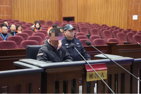 男子捡银行卡猜中密码取5000被拘役3个月并罚款2万