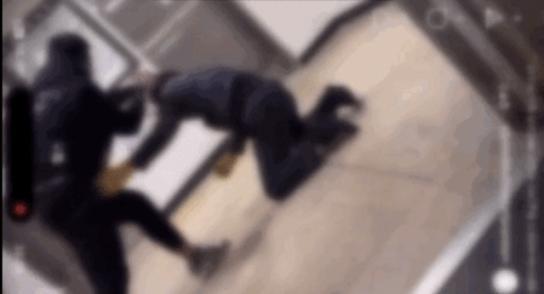 韩国一青少年连续踢打七旬老人引网民愤怒