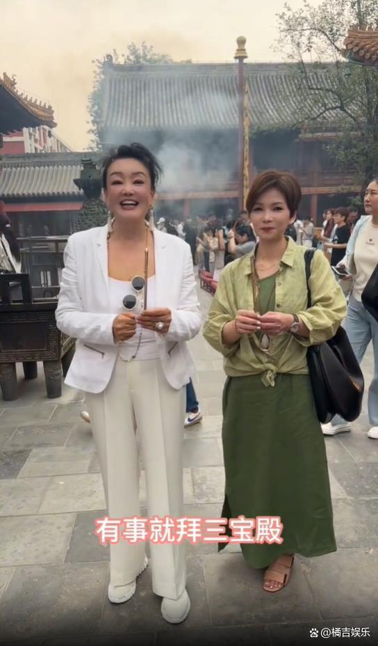 張?zhí)m帶親家為兒女祈福 傳統(tǒng)與現代的碰撞
