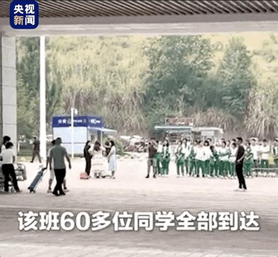 這張?zhí)厥獾漠厴I(yè)合影看哭了 全班無一缺席