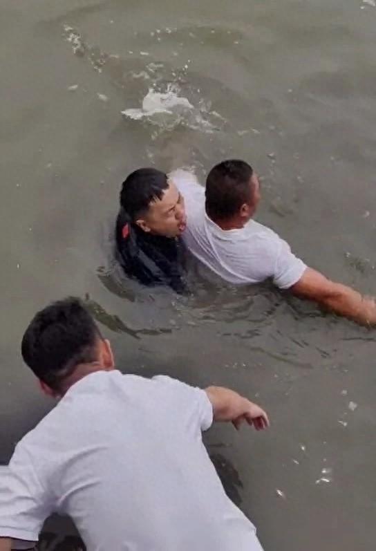 媒体人评军人跪母救人：彰显大义 忠孝之间的动人答卷