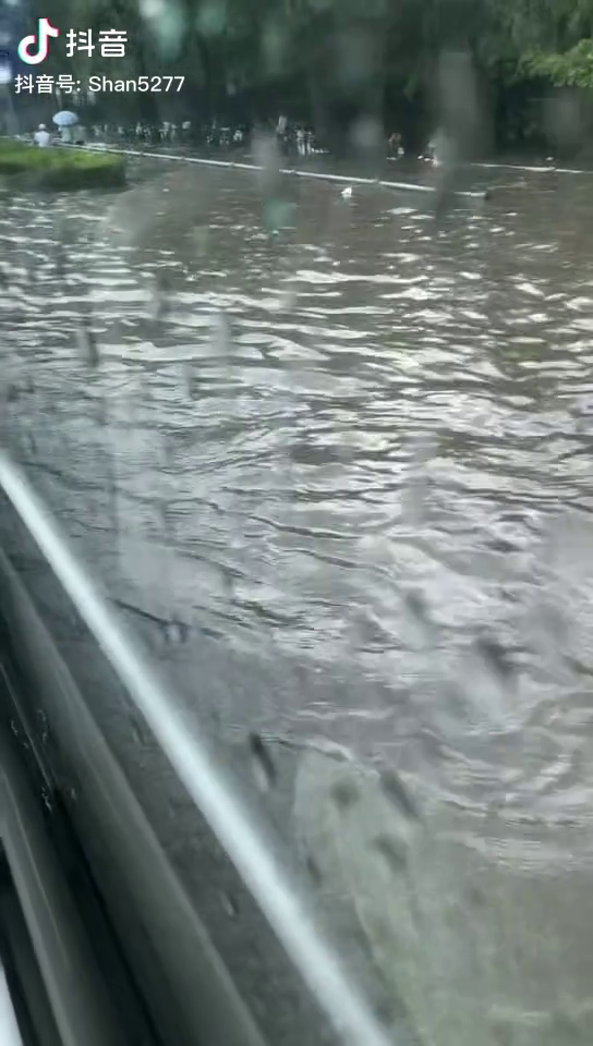 济南突降暴雨
