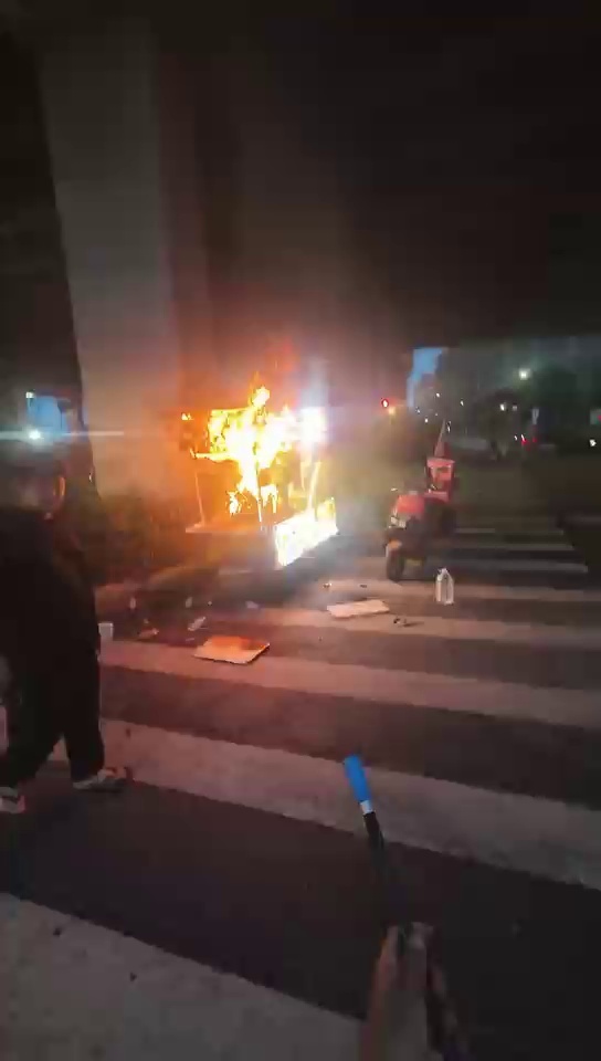 外卖骑手两分钟扑灭烧烤摊位火情