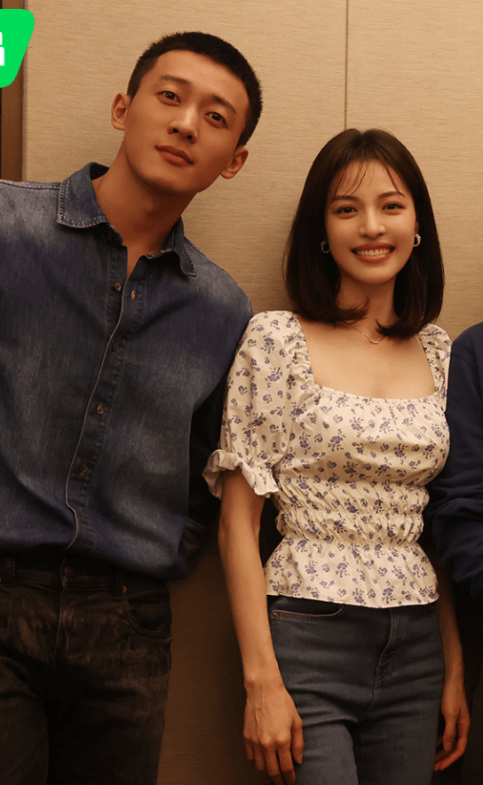 和张云龙分手了?钟楚曦与侯雯元牵手搂腰约会,被调侃拍一部谈一个