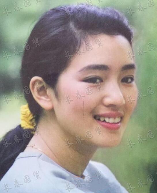 巩俐成名时青涩旧照曝光这才是真正的纯天然美女