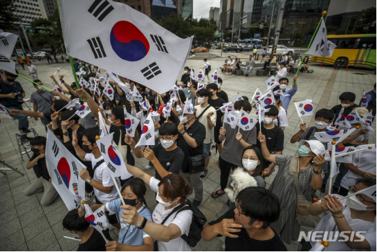 当地时间15日上午,首尔市民游行队伍抵达普信阁参加光复节敲钟仪式.