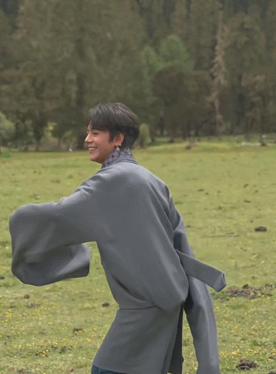 丁真被人打电话骂后回复：你满意了吗 面对谩骂，他选择种荷花