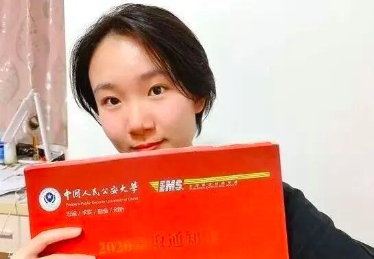 民警牺牲后女儿接过父亲警号 警号重启传承荣光