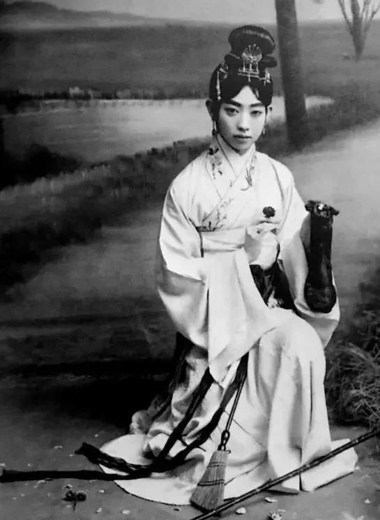 孟小冬究竟有多漂亮？一嫁梅兰芳二嫁杜月笙，美得让人移不开眼！ 舞台与情感的传奇一生