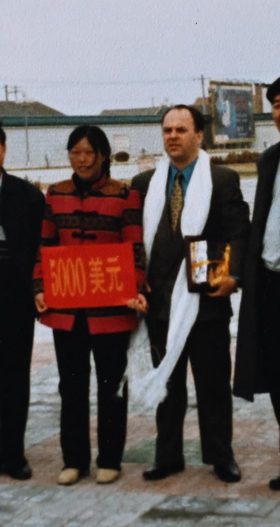 中国治沙人跨越27年找到美国资助者 5000美元种下5万棵树