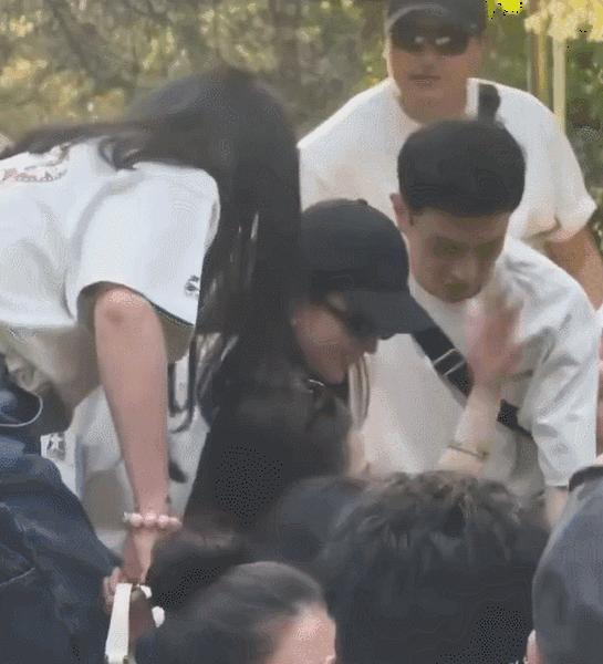 网友在北京电影学院偶遇刘亦菲 清新造型引关注