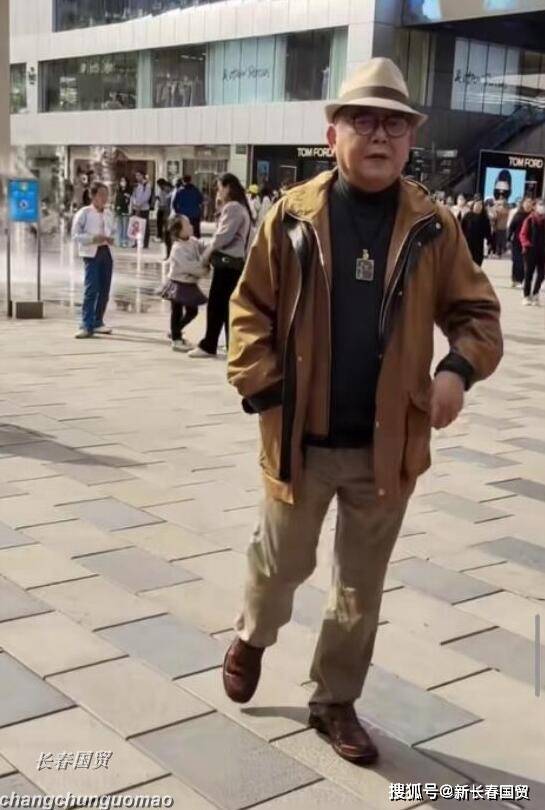 移民风波后，王刚首次亮相北京街头，75岁面色红润气色好