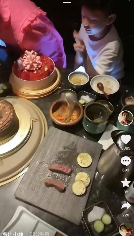 汪小菲紧搂S妈为女儿庆生，小玥儿气质像大S，儿子超拘谨显陌生
