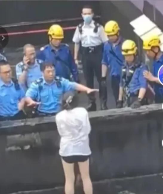 女生欲轻生嫌雨大跟警察借雨衣准备继续跳 