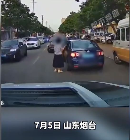 女子在马路中央随意停车，后车司机在热风中凌乱